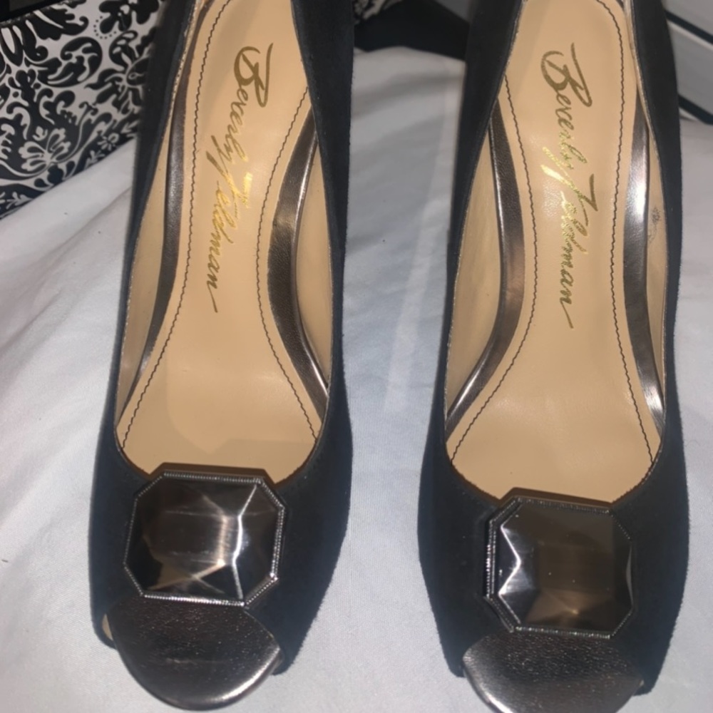 Black pumps Beverly Feldman size 6